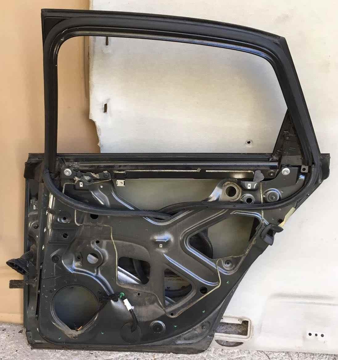 PORTIERA  POST DX AUDI A4 2007 8E0833052J<br /><br /><br /><br /><br />