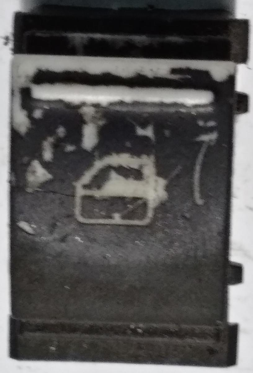 PULSANTE ALZAVETRO POST SX SEAT LEON 1P0959855<br /><br /><br />