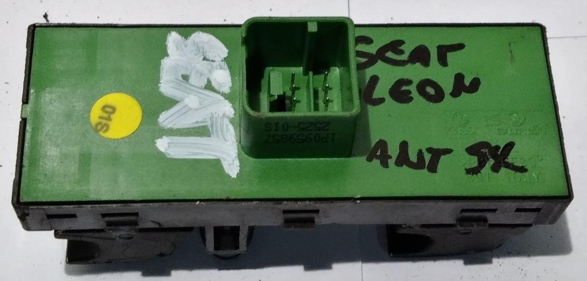 PULSANTE ALZACRISTALLO ANT SX SEAT LEON 2005/12 1K3959857REH<br /><br />