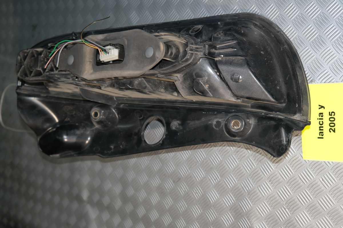 Lancia y fanale posteriore sx