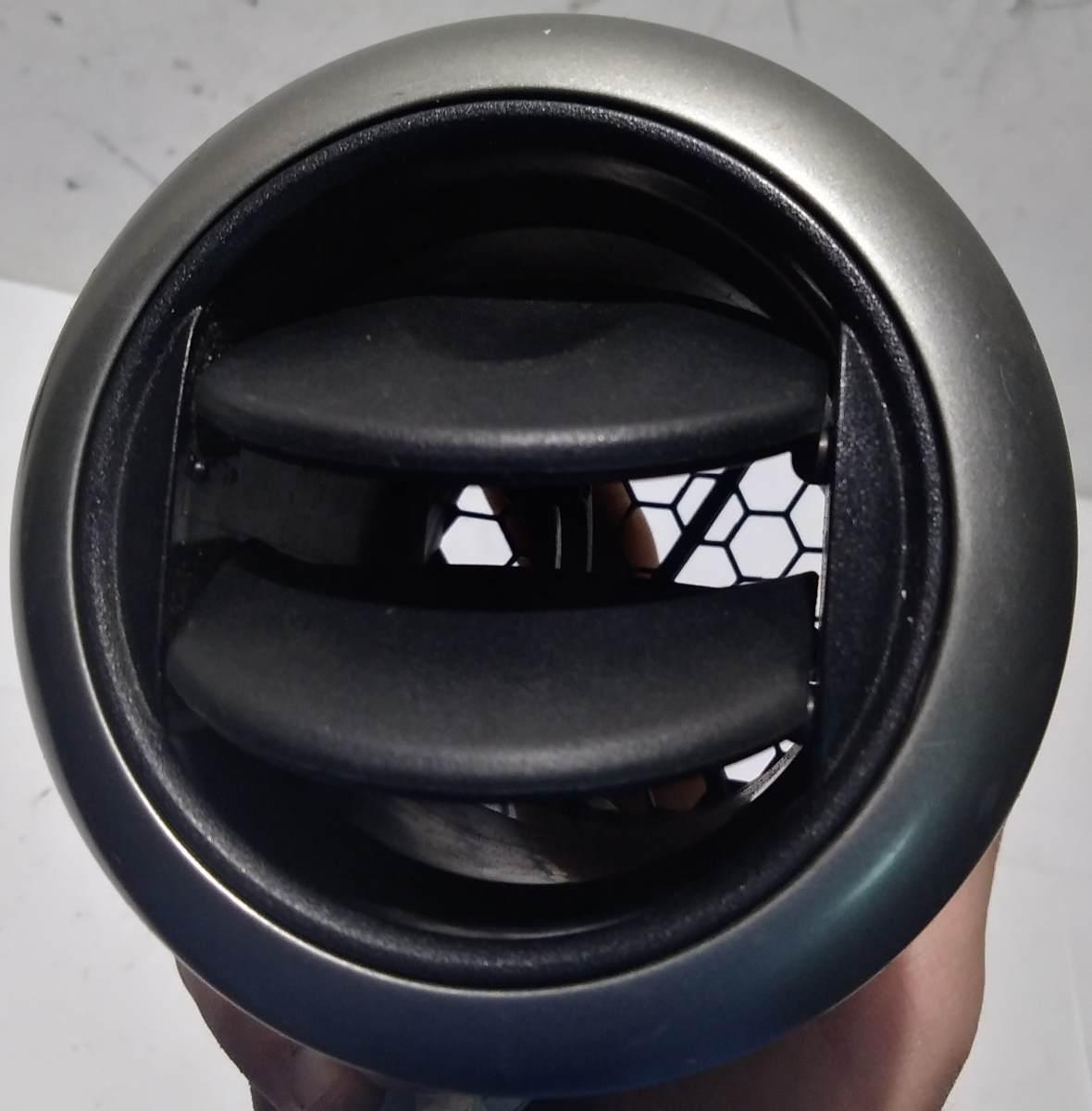 BOCCHETTA AERAZIONE DX NISSAN NOTE 1.5 DCI 687619U01A<br /><br /><br />