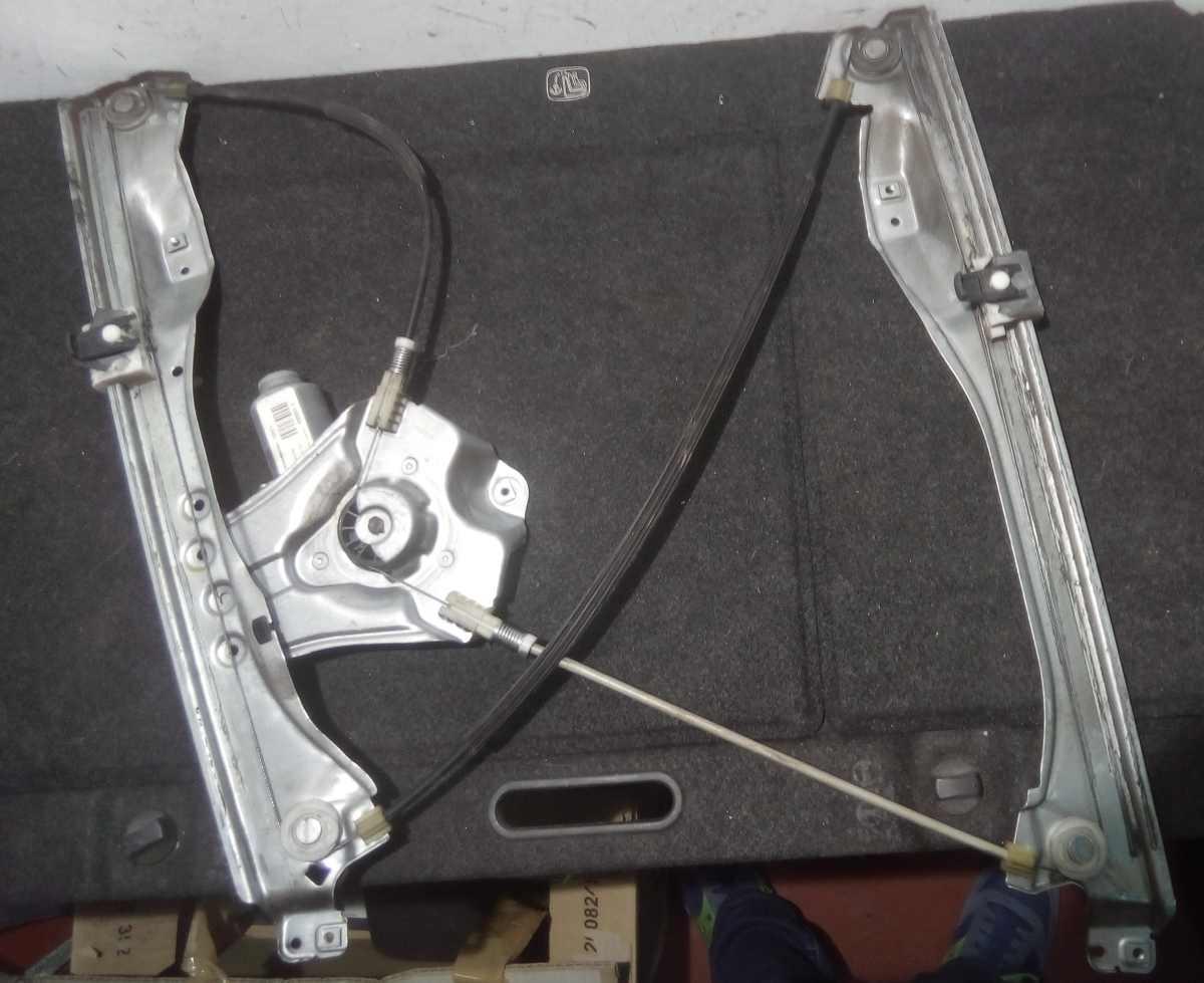 ALZAVETRO ELETTRICO  ANT DX RENAULT CLIO 2009 8200291628<br /><br /><br />