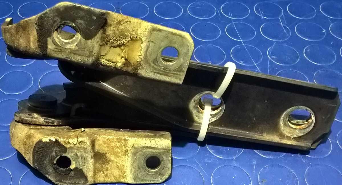 CERNIERE COFANO ANTERIORE AUDI A3 2006 2.0 TDI 140CV  8P0823301<br />