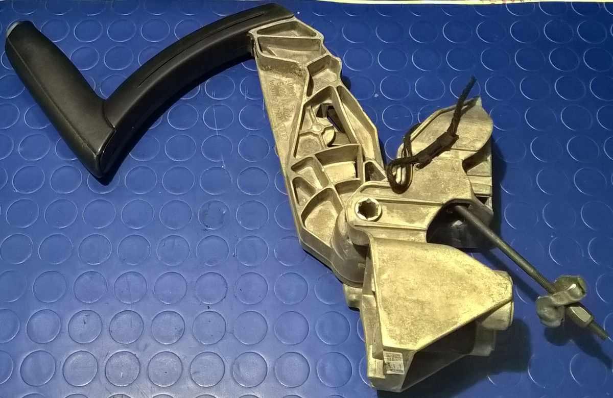 LEVA FRENO A MANO AUDI A3 2006 2.0 TDI 140CV  8P0711303C<br />