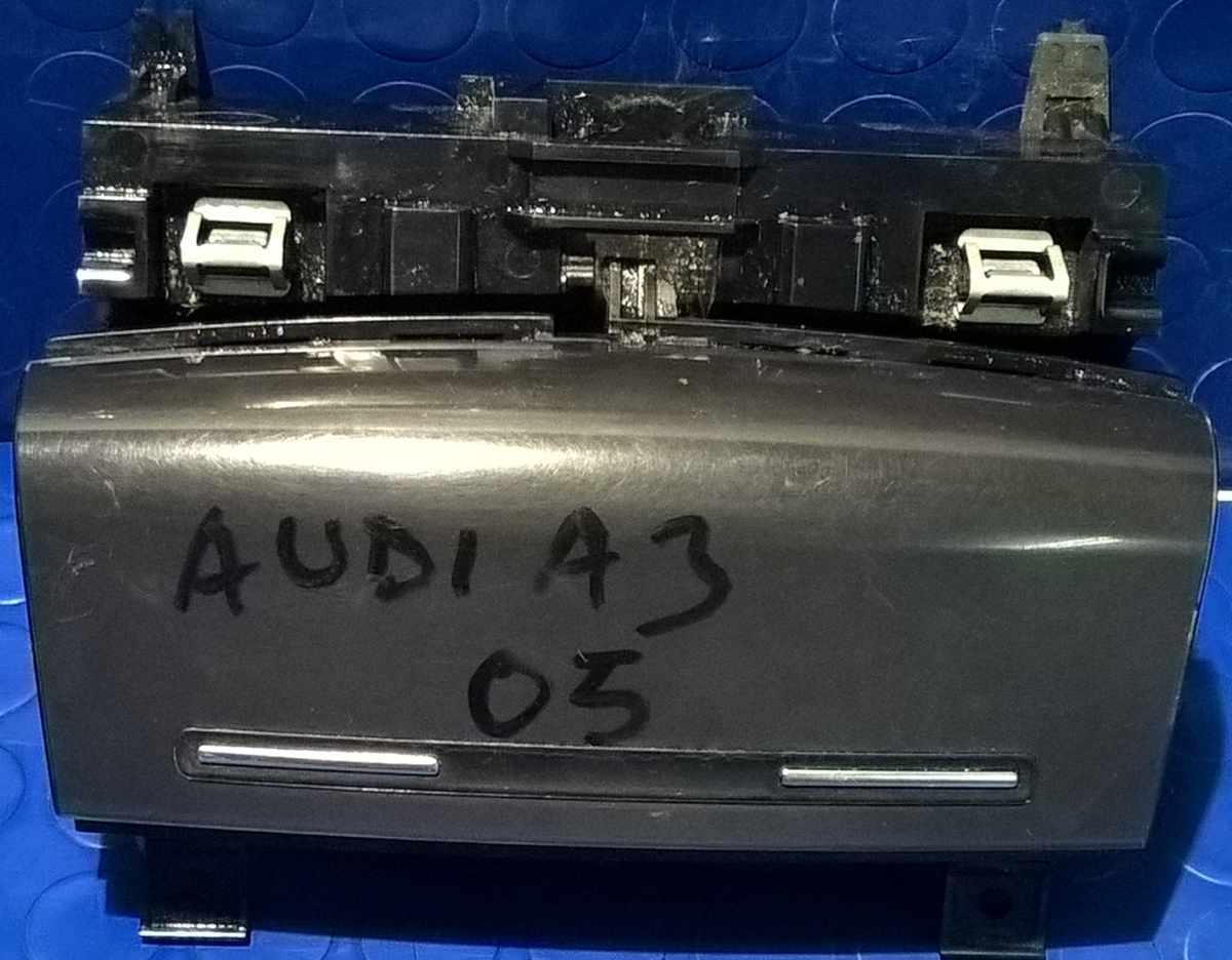 POSACENERE  AUDI A3 2006 2.0 TDI 140CV  8P085795<br />