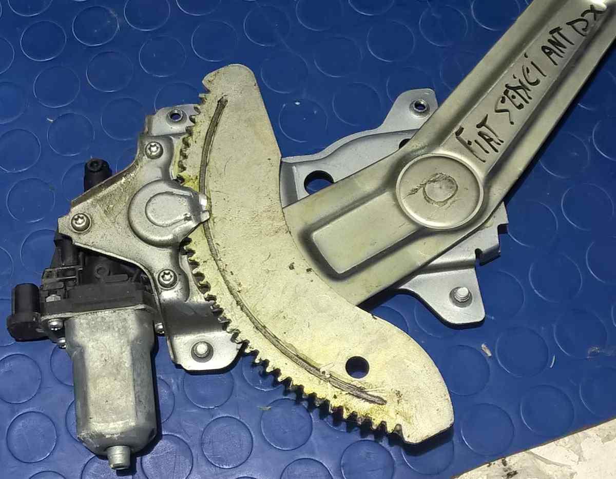 ALZACRISTALLO ANT DX FIAT SEDICI 1.9 MJT 120CV 71765537<br /><br /><br />