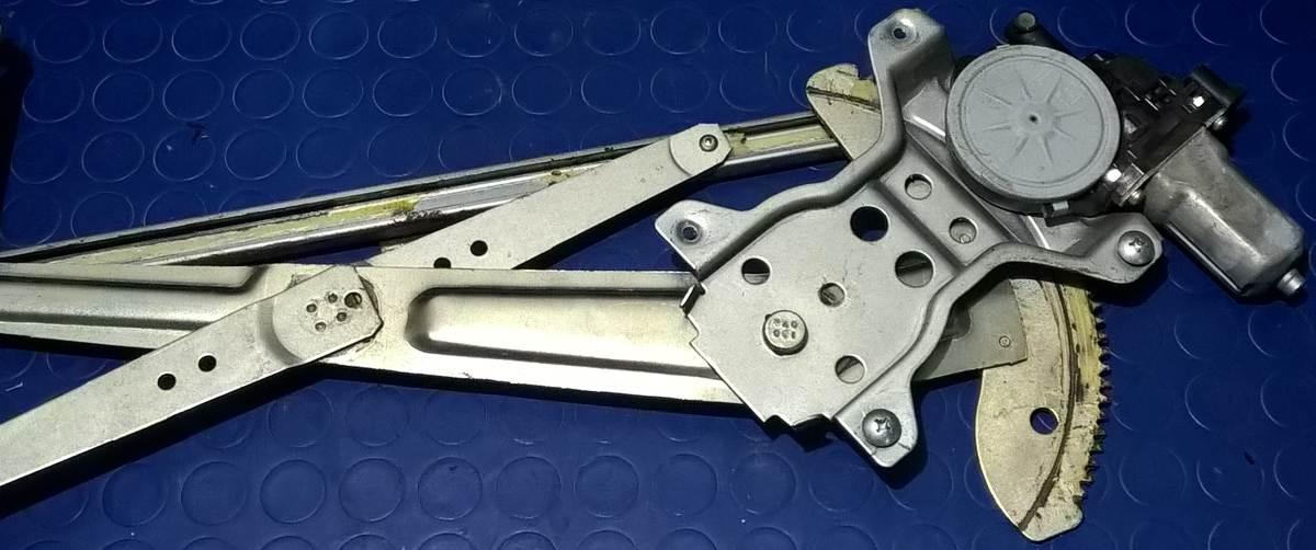 ALZACRISTALLO ANT DX FIAT SEDICI 1.9 MJT 120CV 71765537<br /><br /><br />