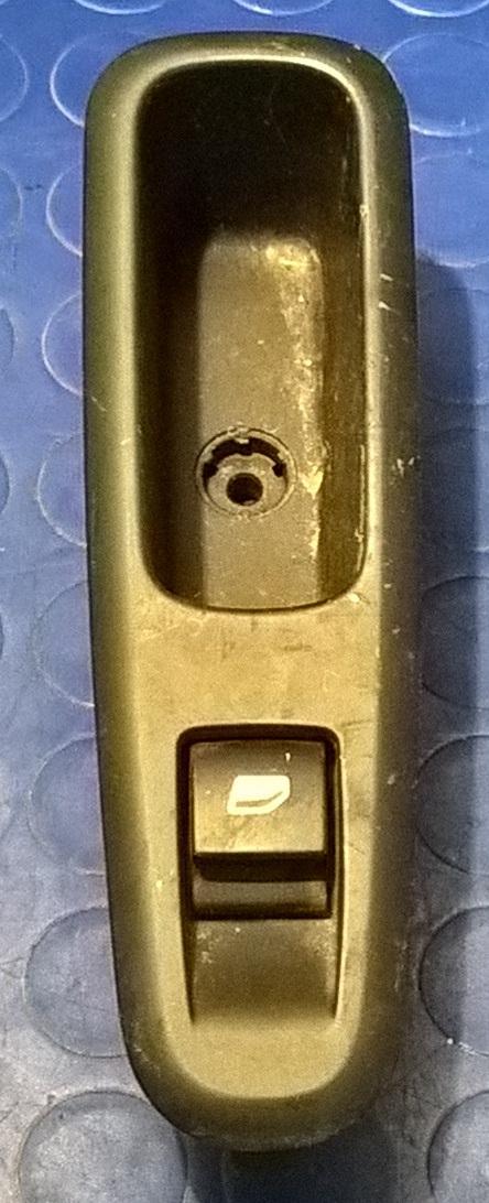 PULSANTE ALZAVETRO POST DX PEUGEOT 3008 1.6 HDI 2010 96652794<br /><br /><br />