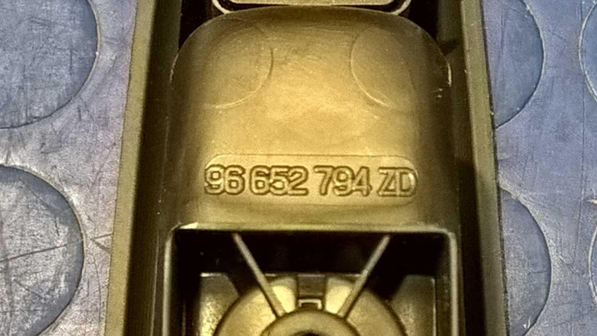 PULSANTE ALZAVETRO POST DX PEUGEOT 3008 1.6 HDI 2010 96652794<br /><br /><br />