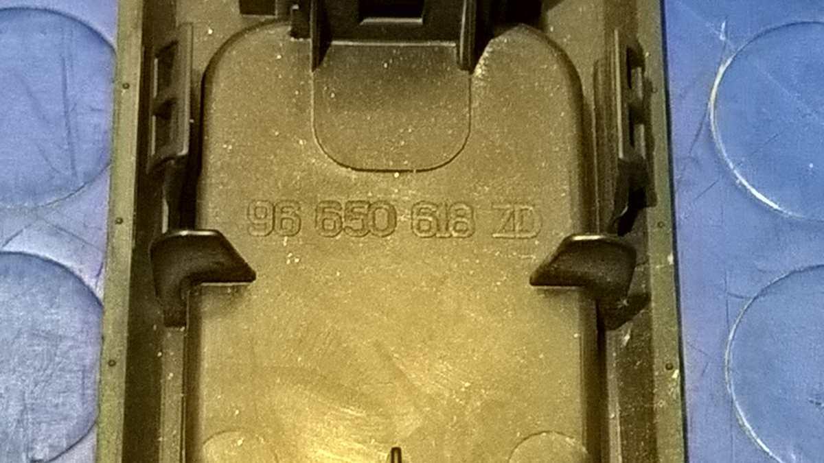 PULSANTE ALZAVETRO ANT DX PEUGEOT 3008 1.6 HDI 2010 96650618<br /><br /><br /><br />