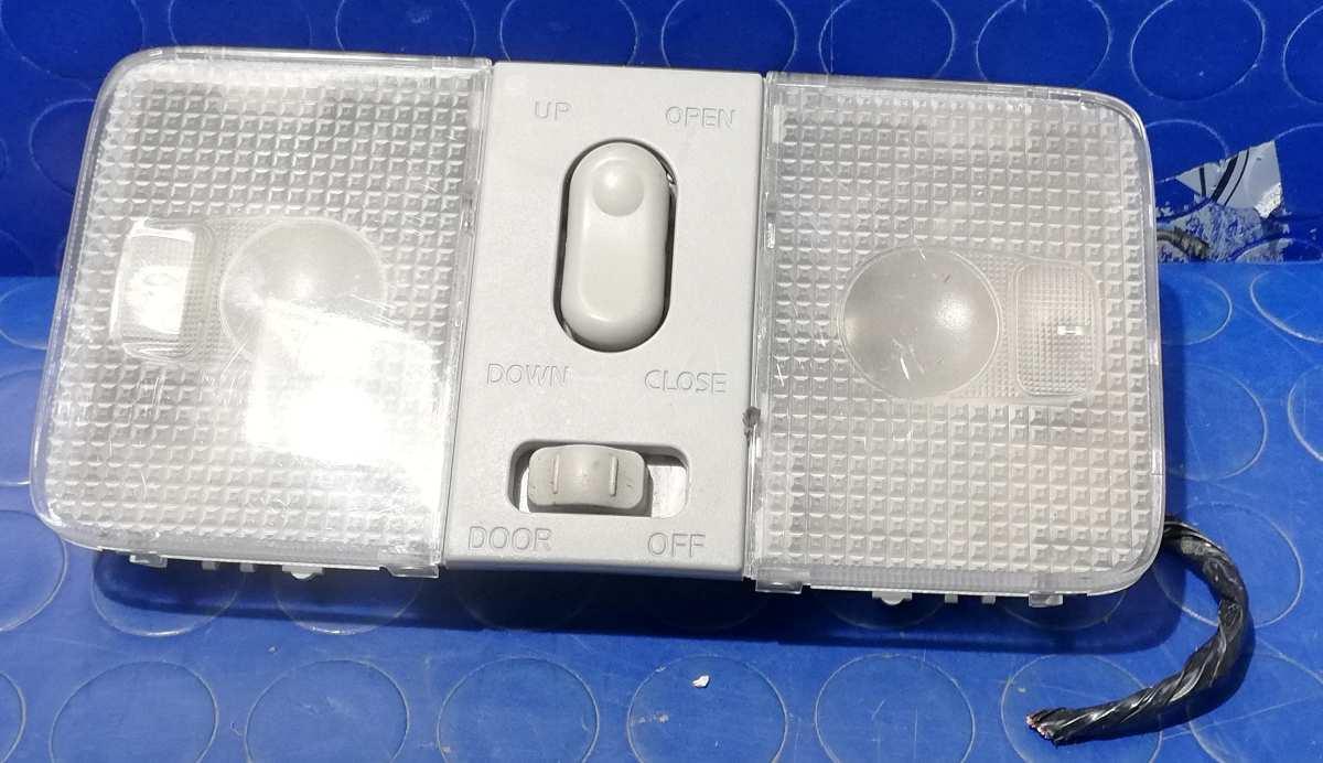 PLAFONIERA RENAULT KOLEOS 2.0 DCI 26460JY00A<br /><br /> <br />