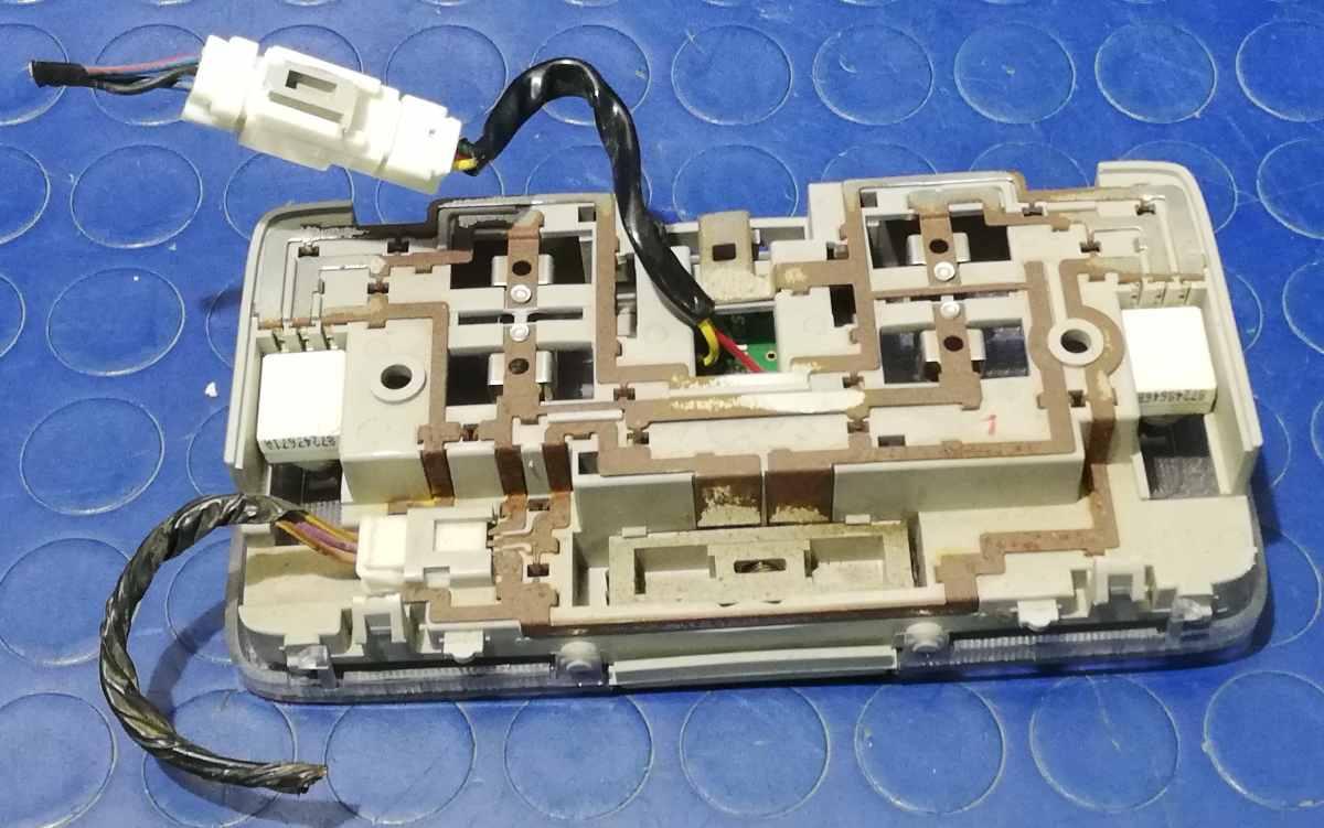 PLAFONIERA RENAULT KOLEOS 2.0 DCI 26460JY00A<br /><br /> <br />