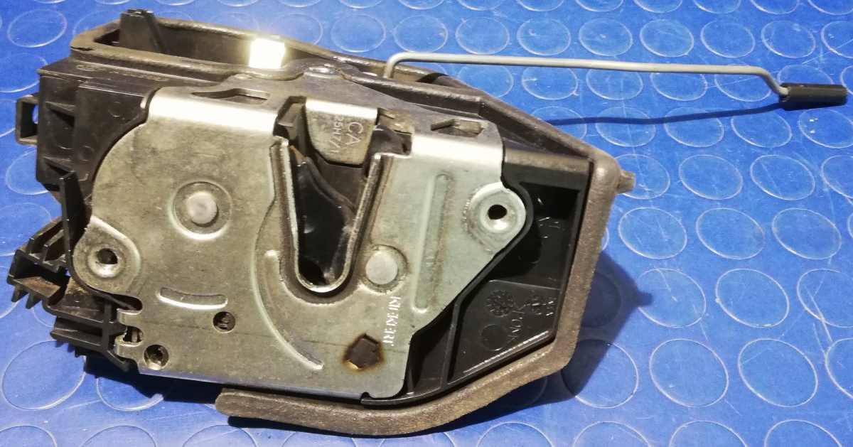 CHIUSURA PORTIERA ANT DX BMW SERIE 1 120D 2007 51217202146<br /><br /><br />