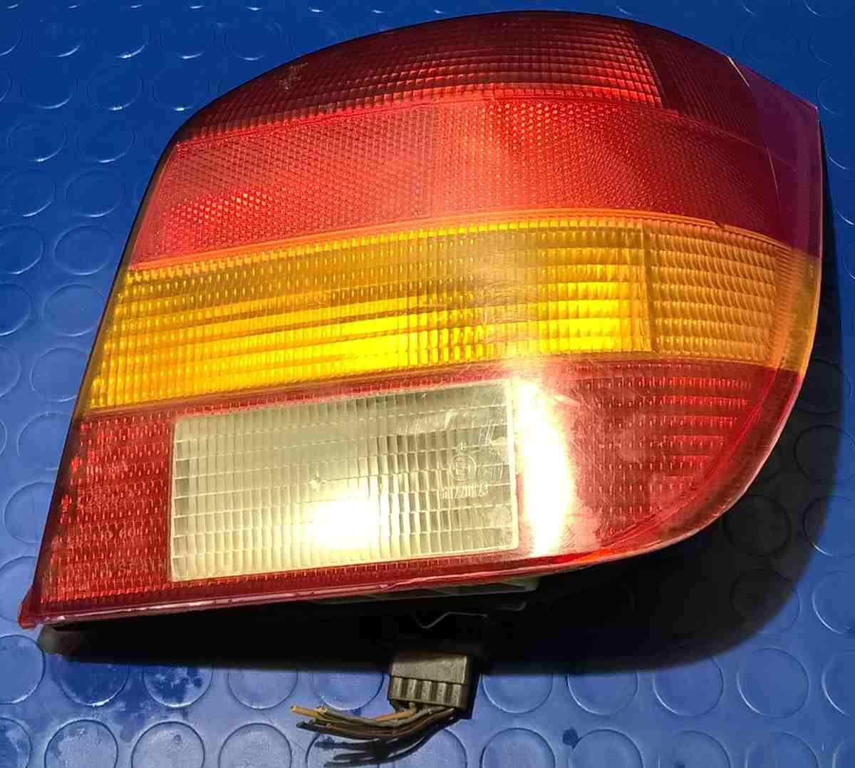 FANALE DX FORD FIESTA 1 SERIE 5028374<br /><br />