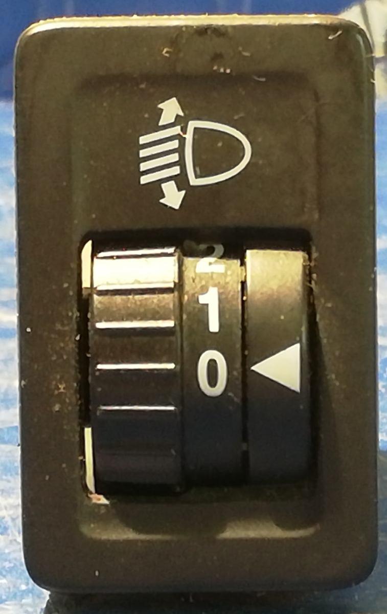 PULSANTE REGOLAZIONE FARI SUZUKI SWIFT 1.3 B 2007 3518062JA0000<br /><br /><br />