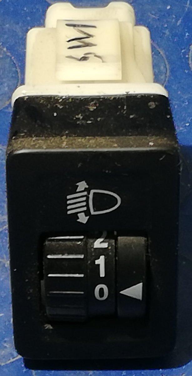 PULSANTE REGOLAZIONE FARI SUZUKI SWIFT 1.3 B 2007 3518062JA0000<br /><br /><br />