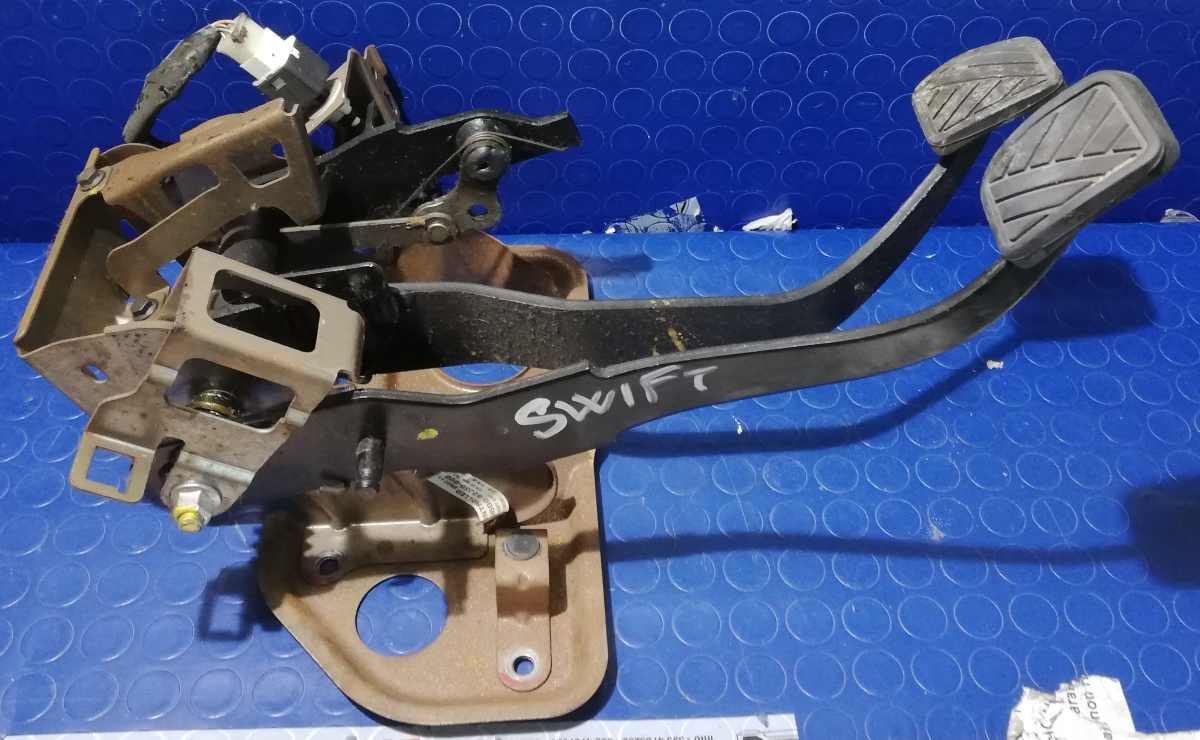 PEDALIERA SUZUKI SWIFT 1.3 B 2007 4960062J50000<br /><br />