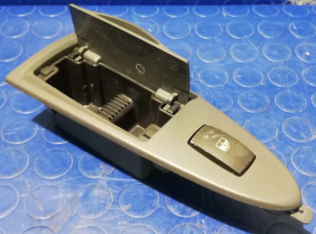 PULSANTE ALZACRISTALLO POST SX FIAT CROMA 2.4 JTD 2006 6490X7<br />