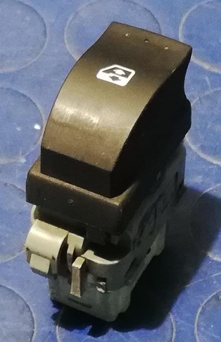 PULSANTE ALZAVETRO POST SX RENAULT MEGANE 2011 254010003R<br /><br /><br />