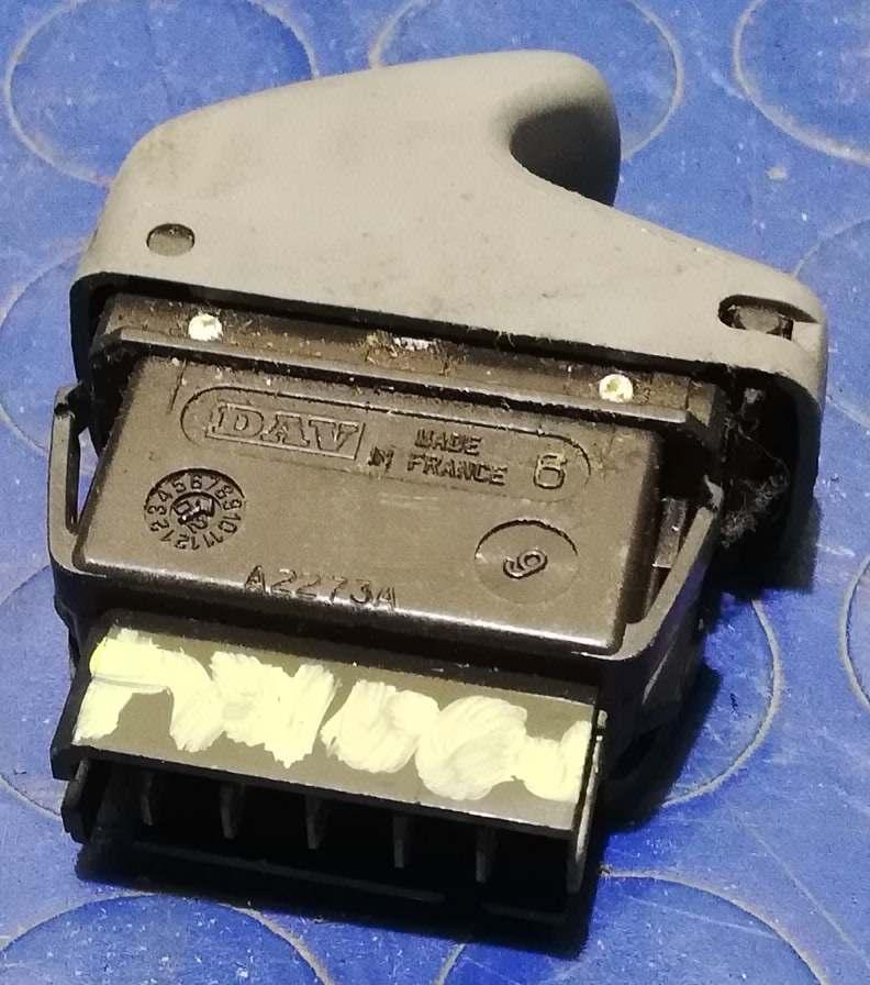 PULSANTE ALZAVETRO DX RENAULT TWINGO 7701206126<br /><br />