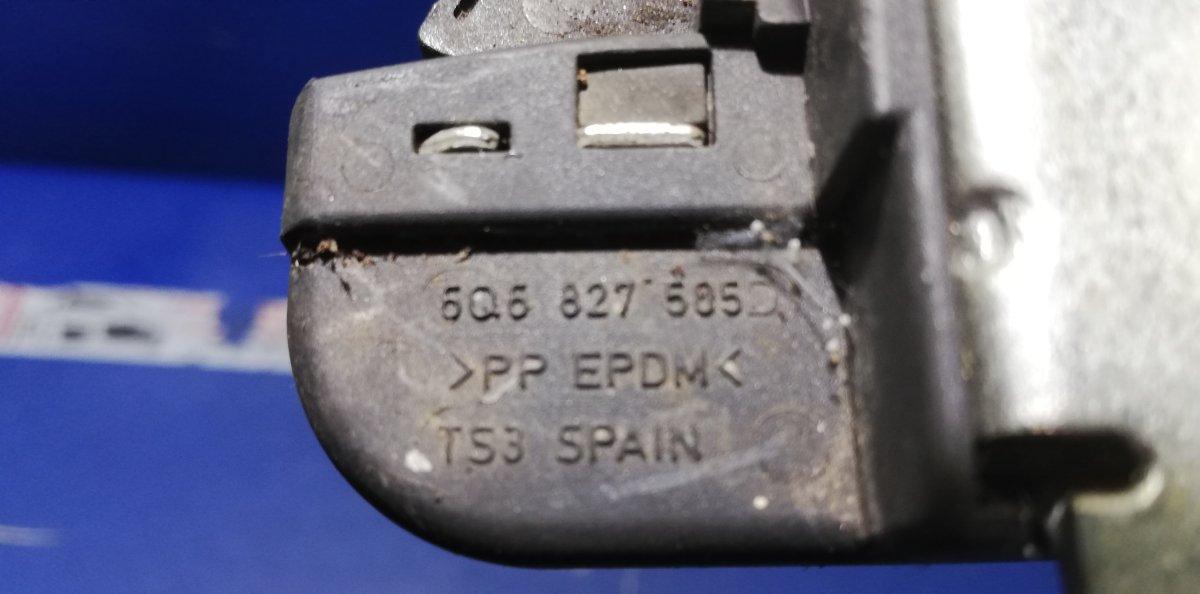 CHIUSURA COFANO POSTERIORE VOLKSWAGEN POLO 6Q6827505<br /><br /><br /><br />