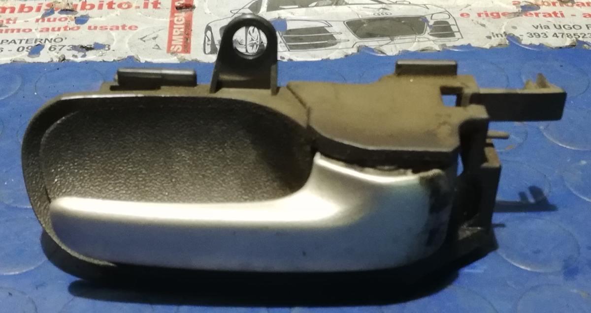 MANIGLIA POST DX TOYOTA YARIS 2004 1.0 BZ 692050D060B1<br /><br /><br /><br />