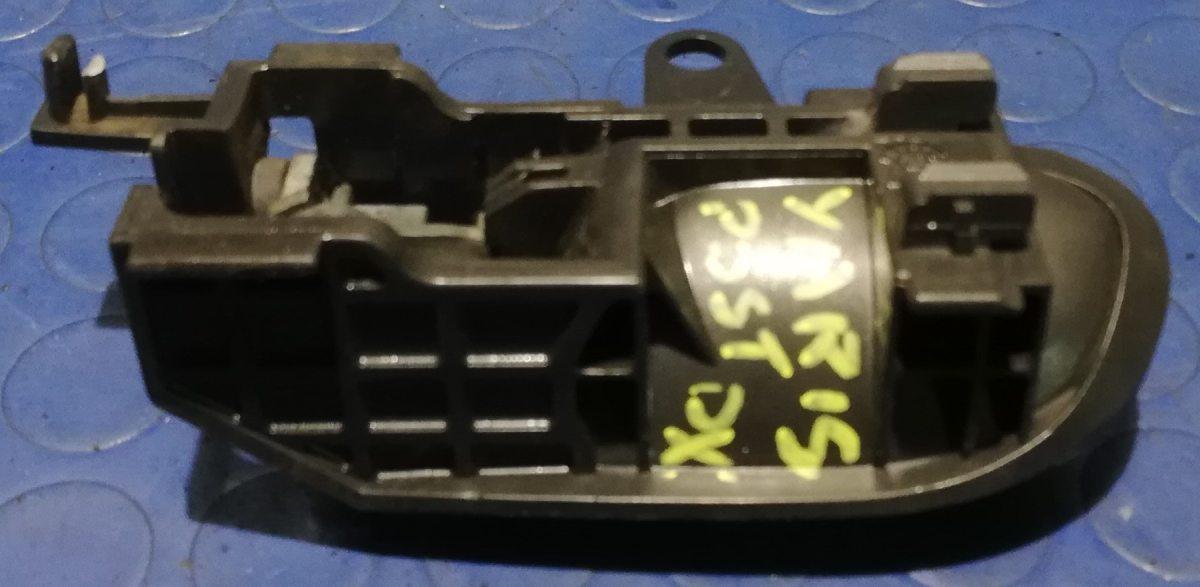 MANIGLIA POST DX TOYOTA YARIS 2004 1.0 BZ 692050D060B1<br /><br /><br /><br />