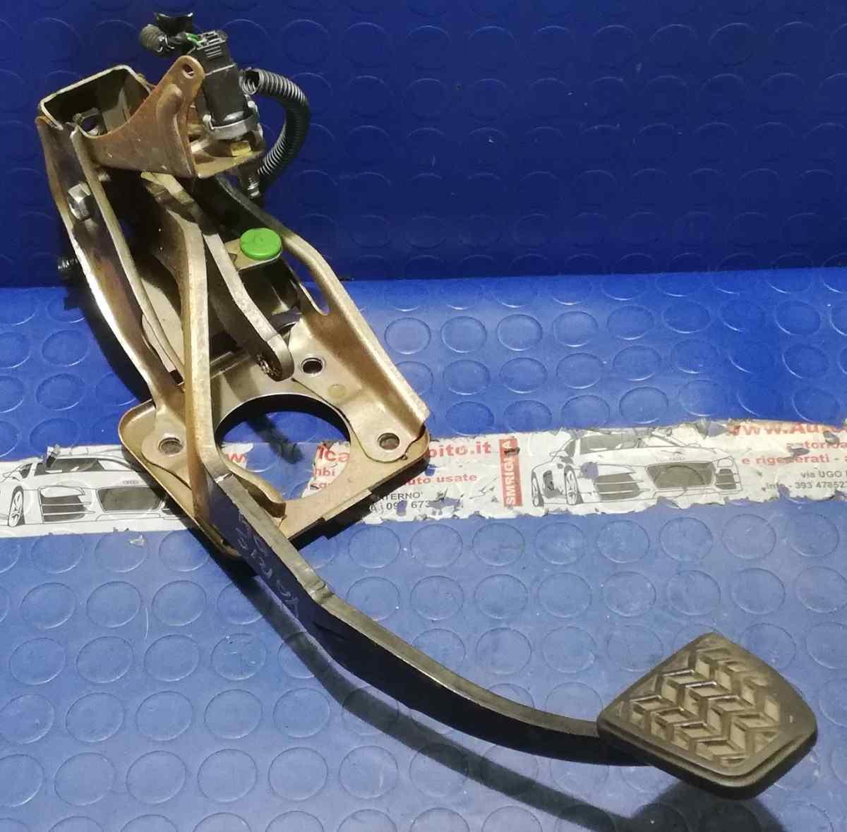 PEDALE FRENO TOYOTA YARIS 2004 1.0 BZ 471010D010<br /><br /><br />