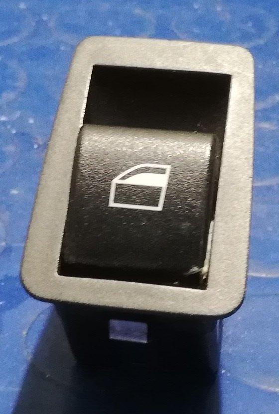 PULSANTE ALZAVETRO POST SX BMW SERIE 3 320 E46 2000 6902174<br /><br /><br />