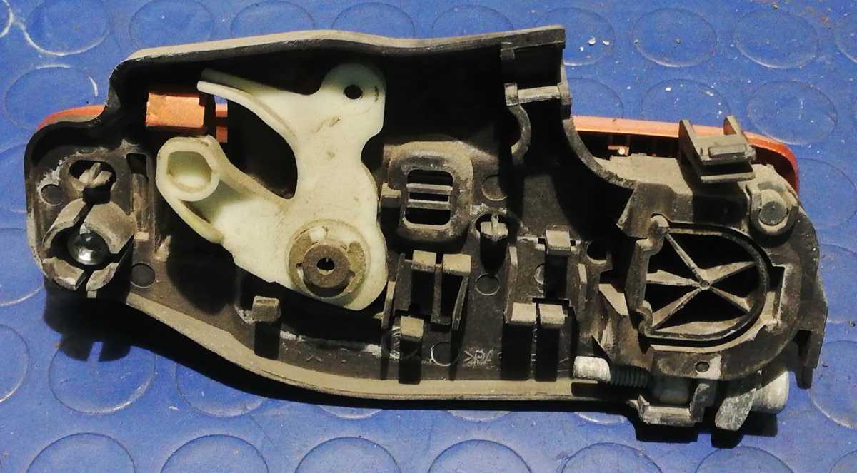 MANIGLIA ANT DX FIAT IDEA 1.3 MJT 2006 735365680<br /><br /><br />