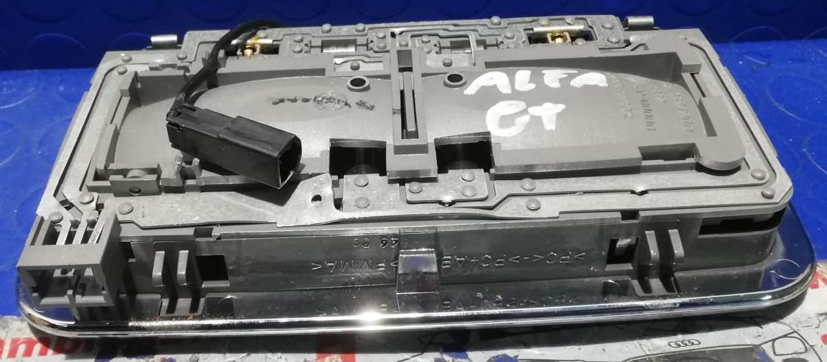 PLAFONIERA ALFA ROMEO GT 1.9 JTD 2005 1520400000<br /><br /><br />