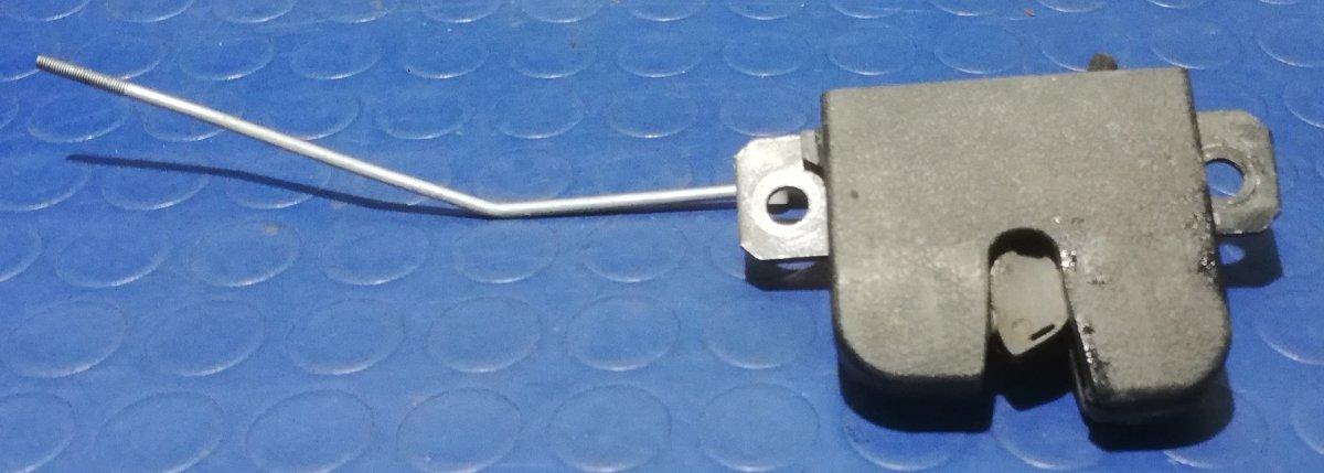 CHIUSURA PORTELLONE SEAT LEON 1 SERIE 3B9827505C<br /><br /><br />