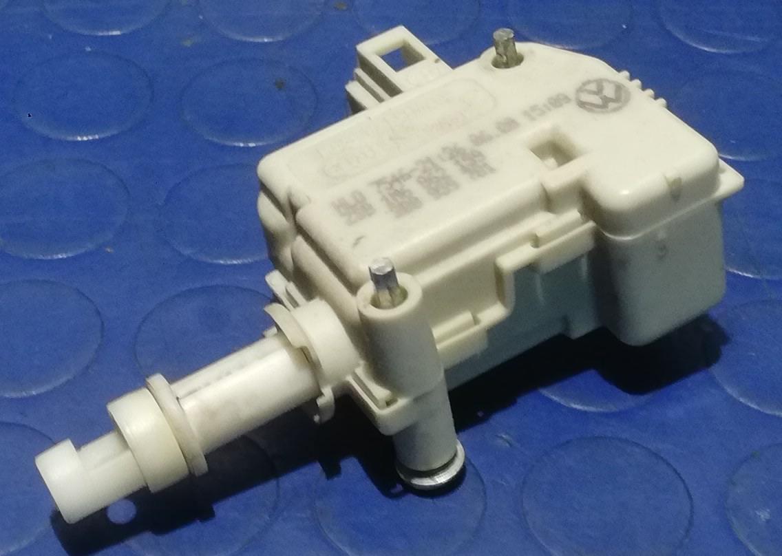 MOTORINO APRI SPORTELLINO SEAT LEON 1 SERIE 3B0959781<br /><br /><br />