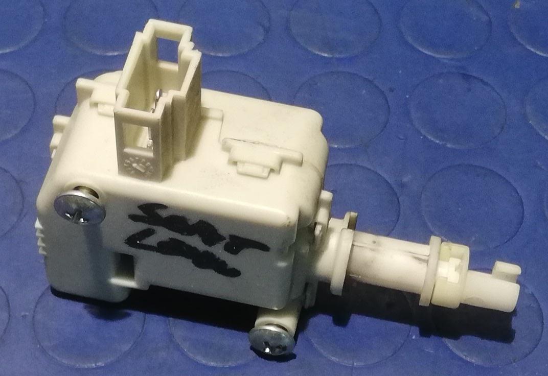 MOTORINO APRI SPORTELLINO SEAT LEON 1 SERIE 3B0959781<br /><br /><br />