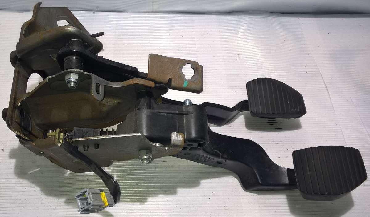 pedaliera peugeot 208 9682171580<br />