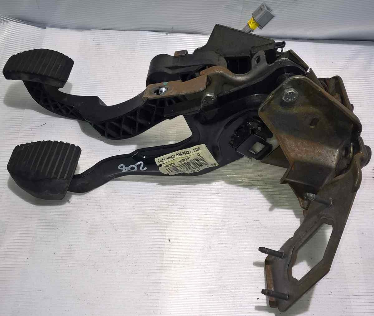 pedaliera peugeot 208 9682171580<br />
