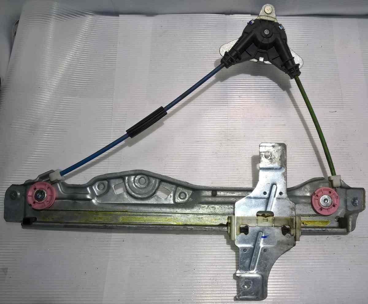 alzavetro manuale post dx peugeot 208 9673153880<br />