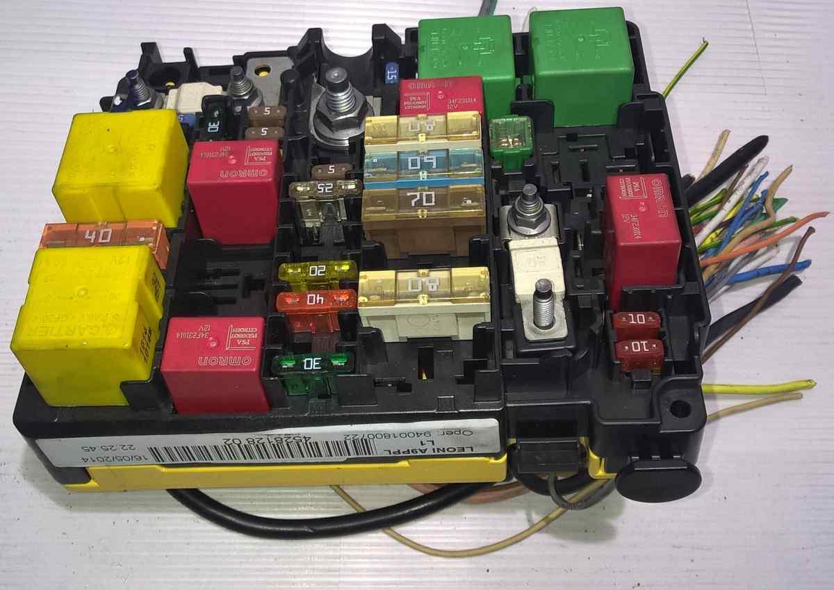 centralina portafusibili peugeot 208 9804846880<br />