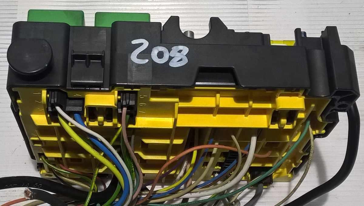 centralina portafusibili peugeot 208 9804846880<br />