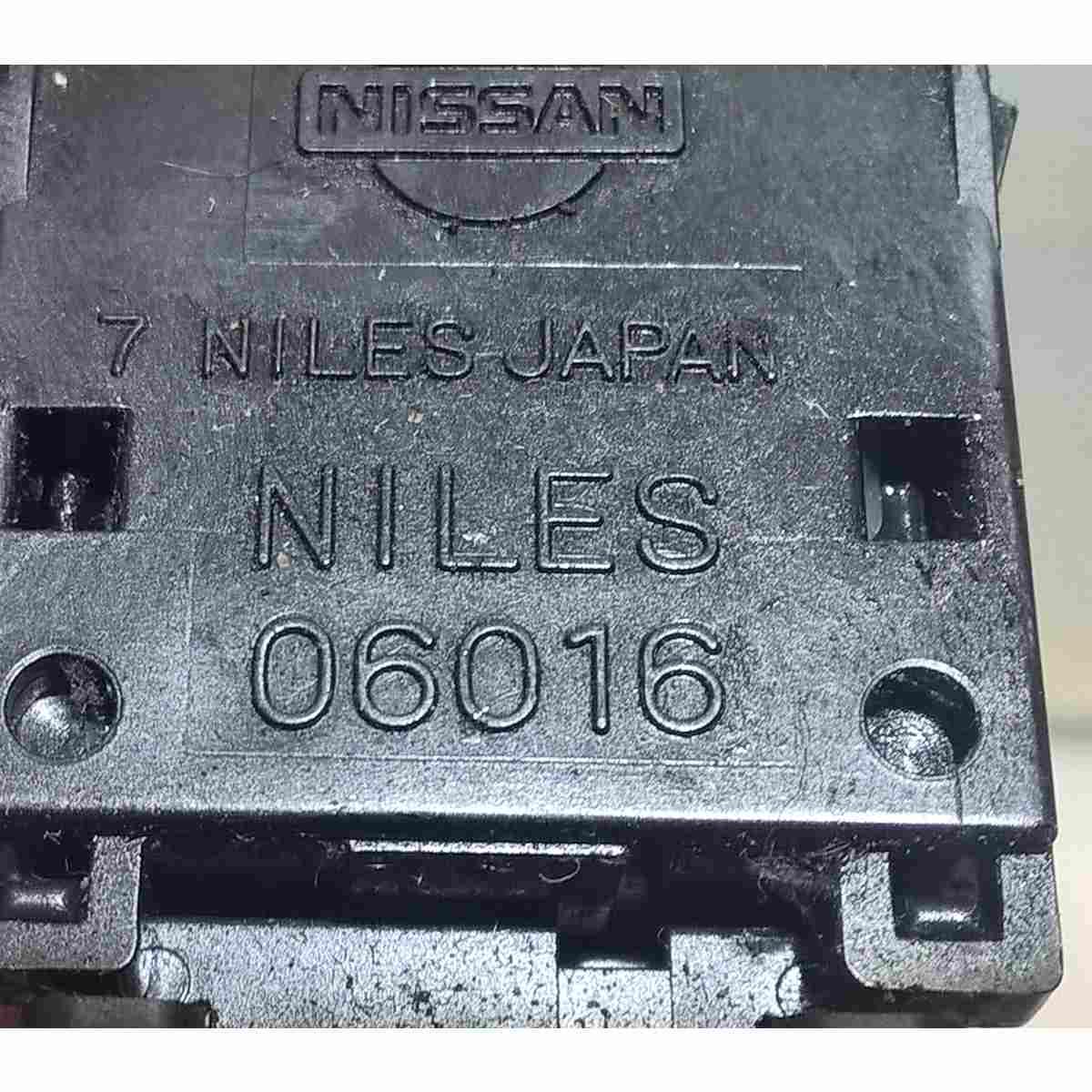 pulsante luci di emergenza nissan almera 252904M410