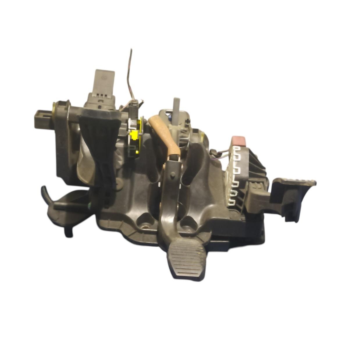 PEDALIERA   FIAT 500L  00519445140<br /><br /><br />