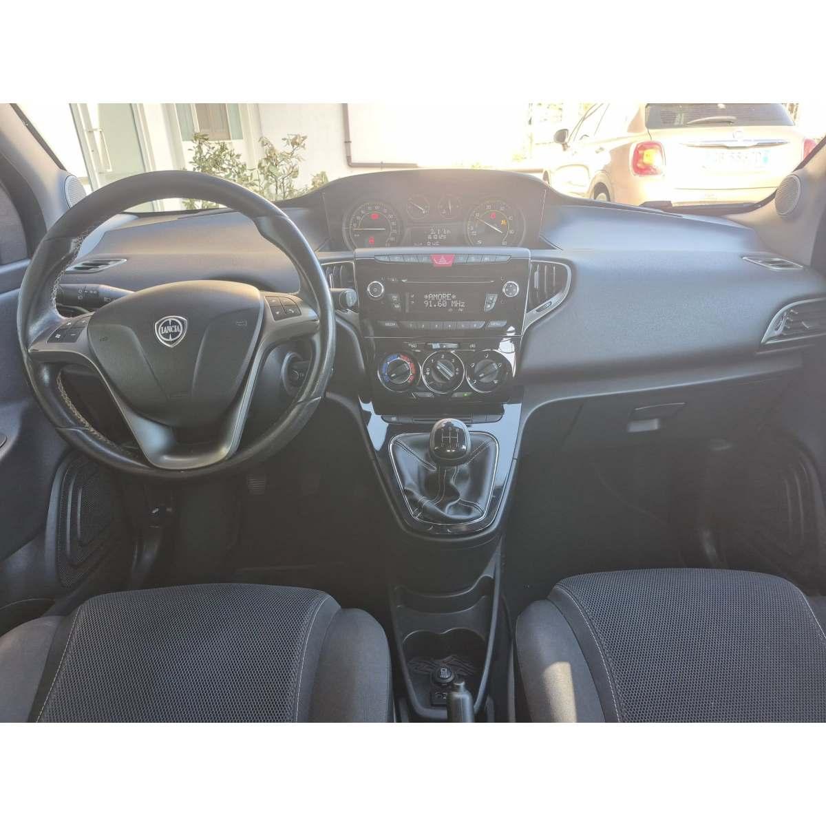 Lancia ypslon 1300 mtjet 95 cv versione momo design