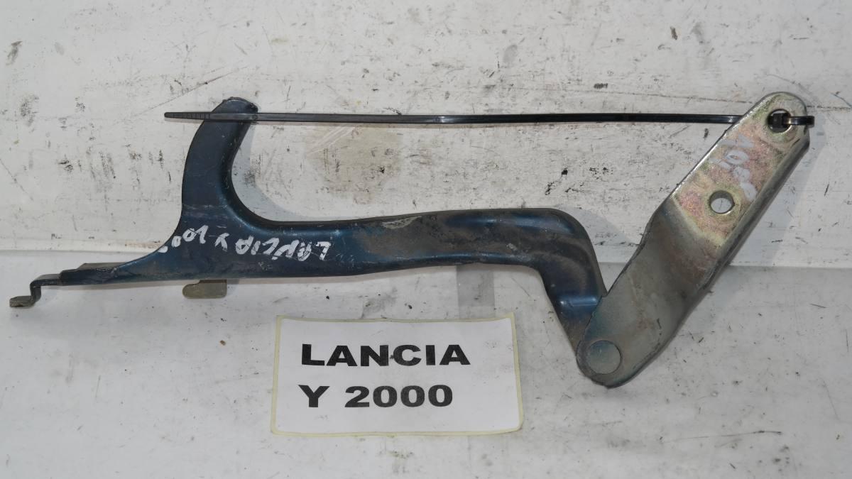 Lancia y cerniera cofano