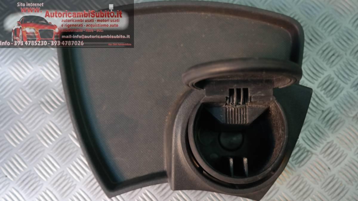 Toyota yaris posacenere