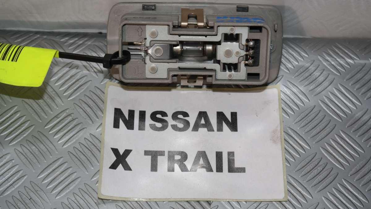 Nissan x-trail luce interna