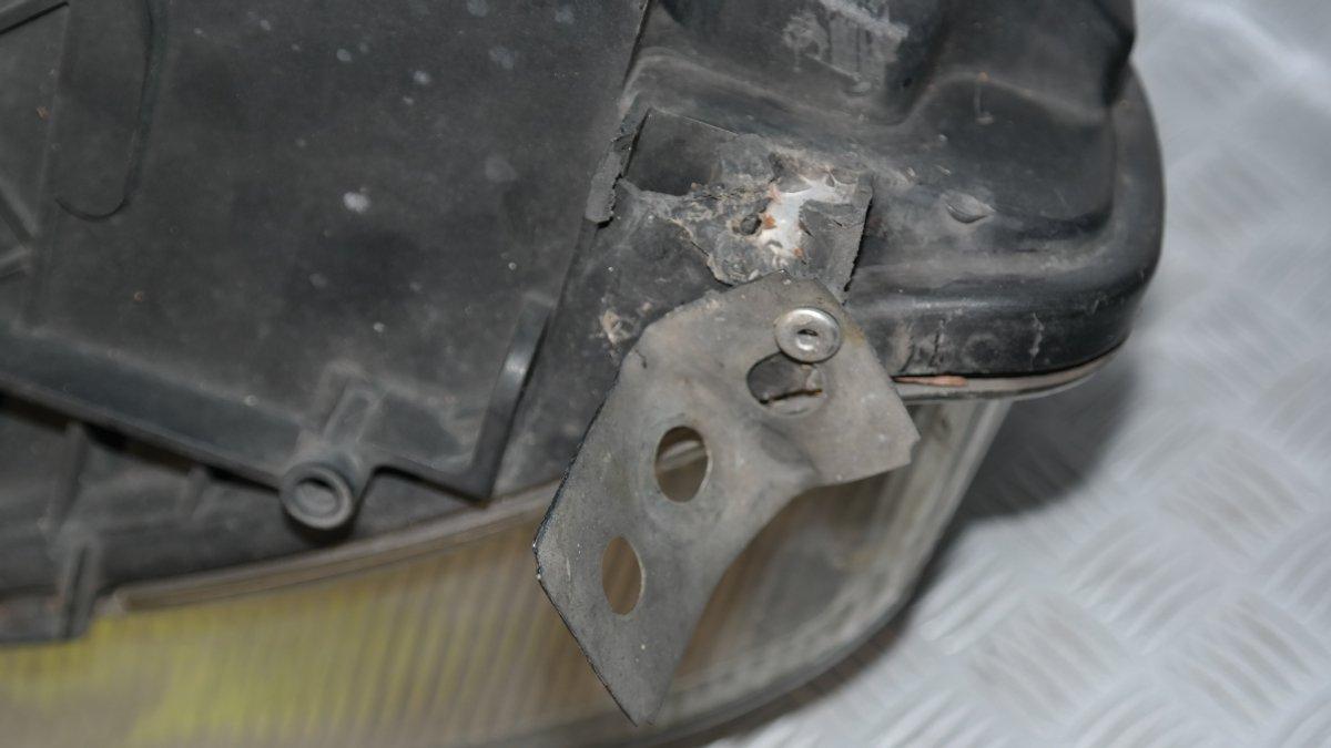 Alfa romeo 156 faro dx (staffa rotta)