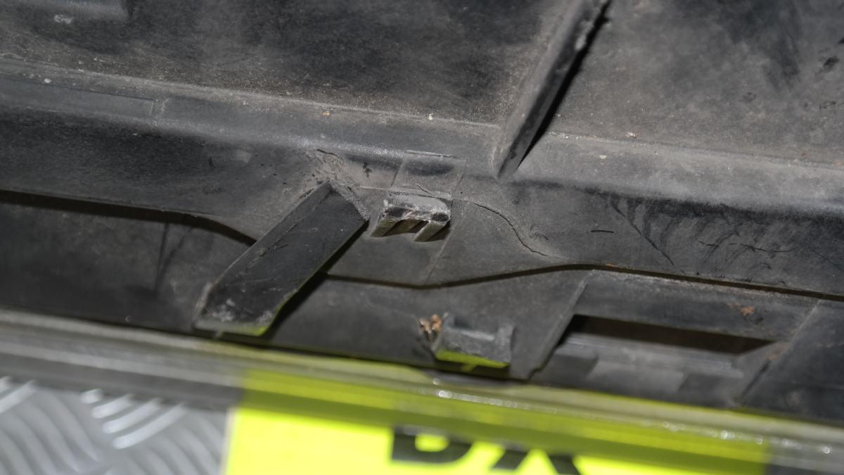 Bmw 320 e36 faro dx (staffe rotte)