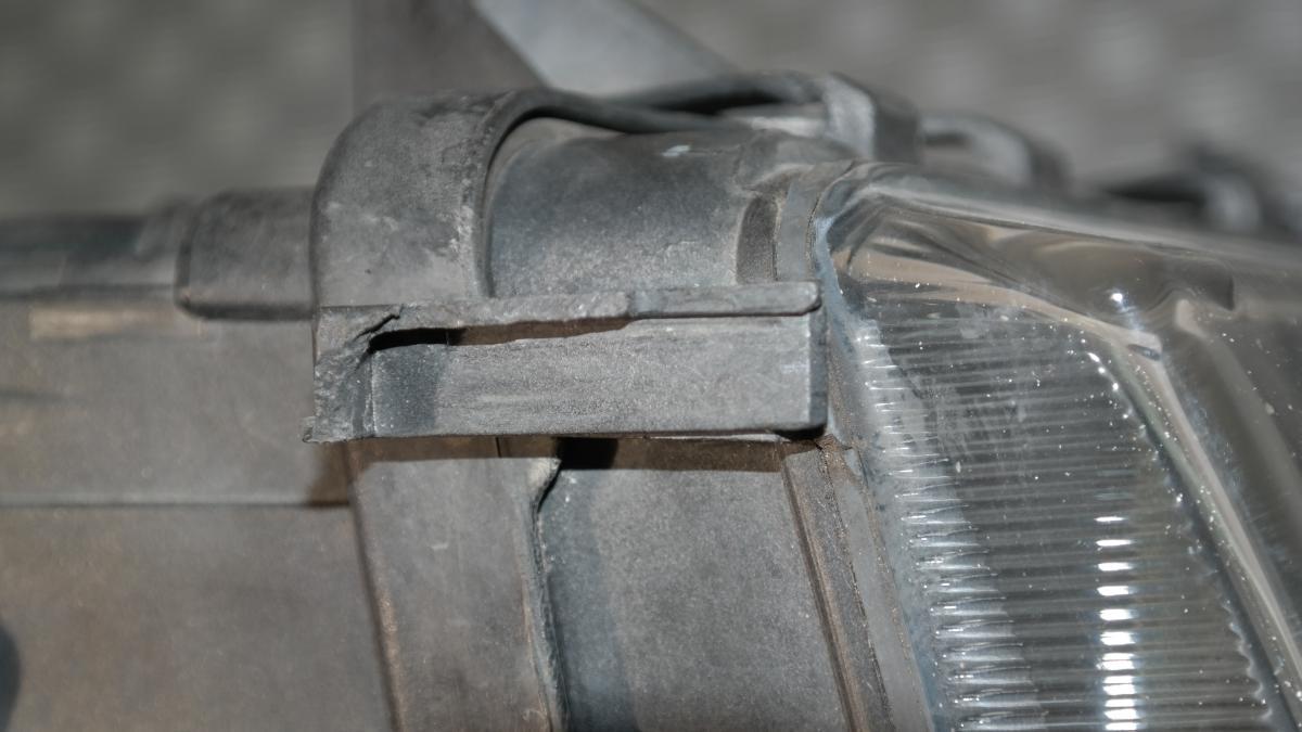 Bmw 320 e36 faro dx (staffe rotte)