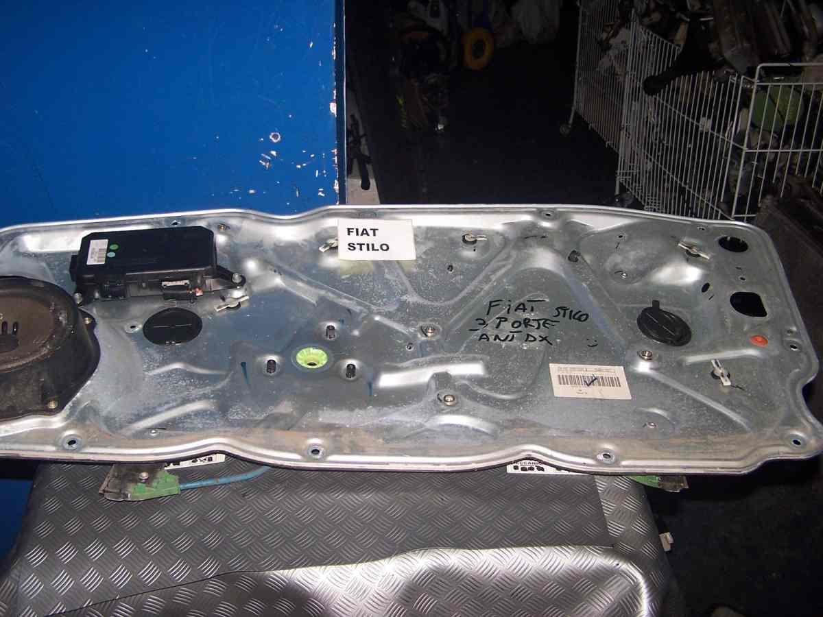 Fiat stilo dal 2001 al 2010 pannello alzavetro anteriore dx