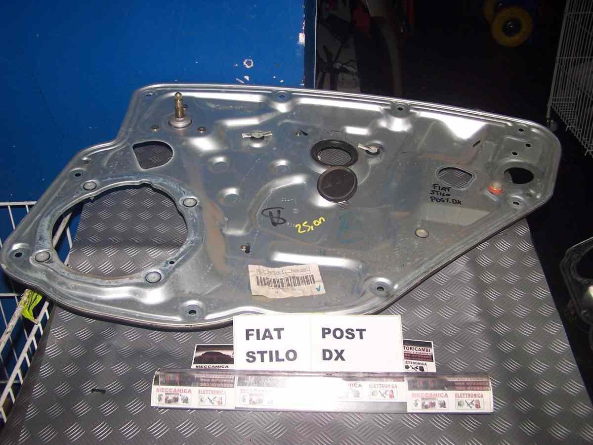 Fiat stilo dal 2001 al 2010 pannello alzavetro posteriore dx